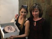 Členka Magdaléna Machová předala narozeninový dort s tématikou saluki